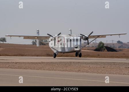 Court avion SC-7 Skyvan 3-100 au décollage avec un groupe de cavaliers à bord. Photographié dans un centre de Skydive en Israël Banque D'Images