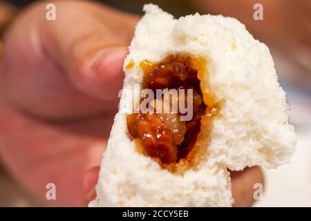 Un thé cantonais du matin dim sum, un gros plan de la garniture du pain de porc au barbecue Banque D'Images