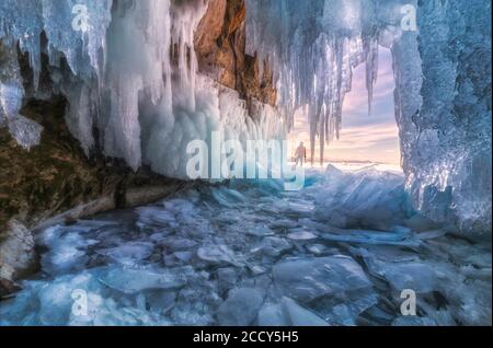 Belle petite grotte de glace dans le lac Khuvsgul gelé. Province de Khuvsgul, Mongolie Banque D'Images