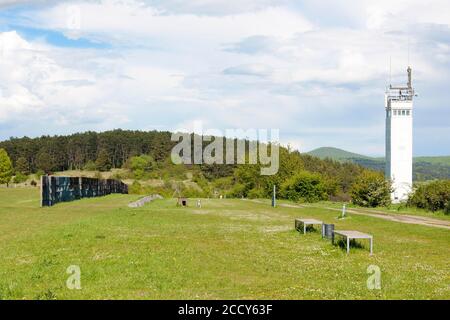 Ancienne frontière de zone, bande de la mort du RDA en Allemagne, dans la tour de surveillance en arrière-plan des troupes de la frontière du RDA, point Alpha Memorial, Rasdorf, Hesse, Geisa Banque D'Images