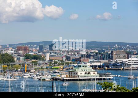 Panorama de la ville Oslo, pavillon du Christiana Rowing Club, Royal Marina, Hôtel de ville d'Oslo, Oslo, Norvège Banque D'Images