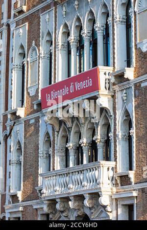 Façade historique sur le Grand Canal avec référence à l'exposition d'art Biennale di Venezia, Venise, Vénétie, Italie Banque D'Images