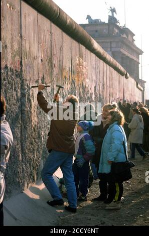 Les touristes ont appelé des pacanes murales au mur de Berlin et à la porte de Brandebourg, peu après la chute du mur, 1990, Berlin, Allemagne Banque D'Images