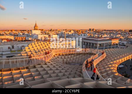 Vue sur Séville au coucher du soleil, Tour de la Parroquia de San Pedro Apostol Las Setas, Metropol parasol, construction incurvée en bois, Plaza de la Banque D'Images