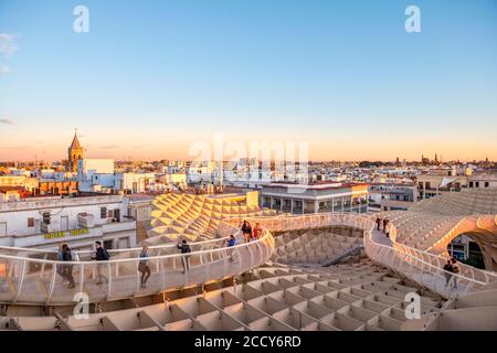 Vue sur Séville au coucher du soleil, Tour de la Parroquia de San Pedro Apostol Las Setas, Metropol parasol, construction incurvée en bois, Plaza de la Banque D'Images