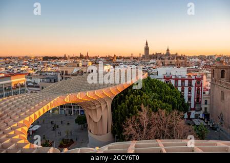 Vue sur Séville, coucher de soleil, Cathédrale de Séville avec tour la Giralda, Las Setas, Metropol parasol, construction en bois courbée, Plaza de la Banque D'Images