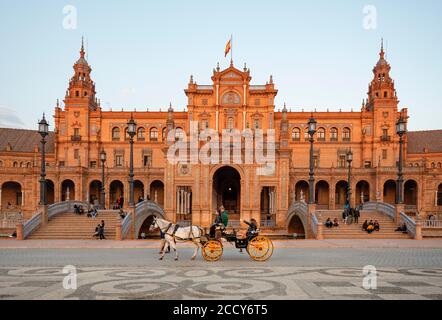 Calèche devant le bâtiment principal, Plaza de Espana dans la lumière du soir, Séville, Andalousie, Espagne Banque D'Images