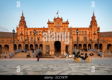 Calèche devant le bâtiment principal, Plaza de Espana dans la lumière du soir, Séville, Andalousie, Espagne Banque D'Images