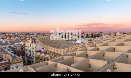 Vue sur Séville, lumière du soir, Iglesia San Luis de los Franceses et Palacio de las Duenas, Las Setas, parasol Metropol, bois incurvé Banque D'Images