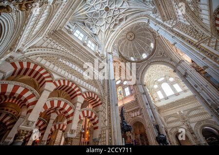 Plafond voûté décoré de stuc et d'or, Mezquita-Catedral de Cordoba ou Cathédrale de la conception de notre Dame, Cordoue, province de Cordoue Banque D'Images