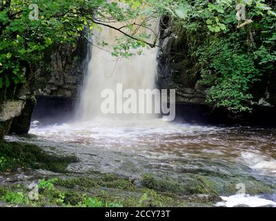 Les pittoresques chutes basses de Gastack Beck à Deepdale, près du village de Dent, dans le parc national de Yorkshire Dales, en Angleterre. Banque D'Images