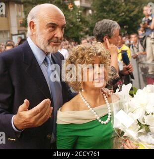 Prague, République tchèque. 02 août 2003. L'acteur britannique Sean Connery et sa femme Micheline Roquebrune arrivent au cinéma Slovansky Dum de Prague le mardi 11 août 2003 pour assister à la première européenne de son dernier film, "The League of Extraordinary Gentlers", dont une partie a été tournée dans la capitale tchèque en août dernier. Crédit : Michal Dolezal/CTK photo/Alay Live News Banque D'Images