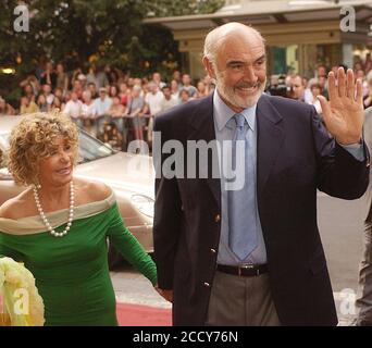 Prague, République tchèque. 12 août 2003. L'acteur britannique Sean Connery et sa femme Micheline Roquebrune arrivent au cinéma Slovansky Dum de Prague le mardi 11 août 2003 pour assister à la première européenne de son dernier film, "The League of Extraordinary Gentlers", dont une partie a été tournée dans la capitale tchèque en août dernier. Crédit : Michal Dolezal/CTK photo/Alay Live News Banque D'Images