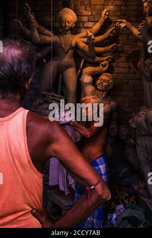 Sculpteurs faisant idole de la déesse Durga à Kolkata Banque D'Images