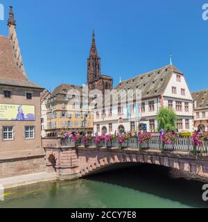 Vue sur la rivière Ill jusqu'au musée et à la cathédrale historiques de Strasbourg, Alsace, France Banque D'Images