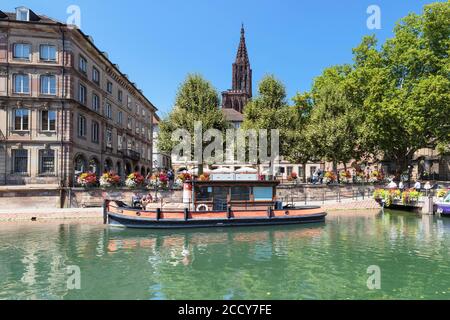 Bateau historique sur de Ill en face du Palais Rohan, derrière la Cathédrale de Strasbourg, Strasbourg, Alsace, France Banque D'Images