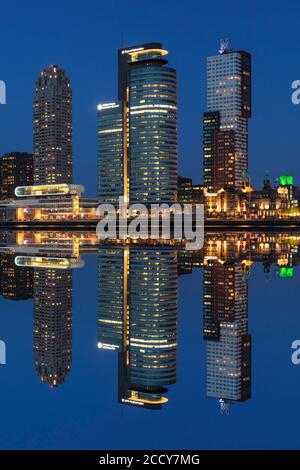 Gratte-ciel avec World Port Center, Hôtel New York et Montevideo, se reflète dans le Nieuwe Maas, Rotterdam, Hollande du Sud, pays-Bas Banque D'Images