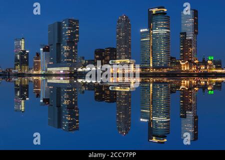 Gratte-ciel avec World Port Center, Hôtel New York et Montevideo, se reflète dans le Nieuwe Maas, Rotterdam, Hollande du Sud, pays-Bas Banque D'Images