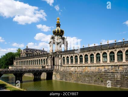 Porte de la couronne avec tranchée de chenil et pont de fossé, Zwinger, Dresde, Saxe, Allemagne Banque D'Images