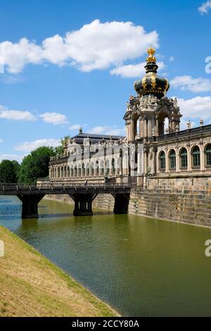 Porte de la couronne avec tranchée de chenil et pont de fossé, Zwinger, Dresde, Saxe, Allemagne Banque D'Images