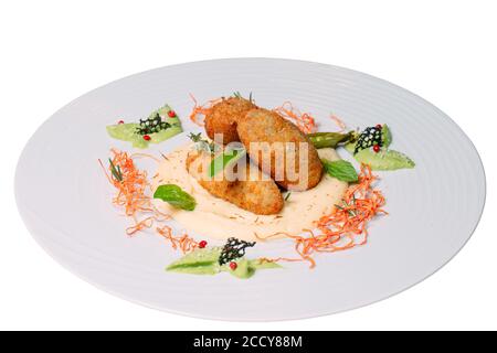 Plat avec des côtelettes sur fond blanc. Banque D'Images