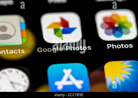 Google photos et Apple photos, icônes d'application sur un écran de téléphone mobile, iPhone, smartphone, gros plan, plein écran Banque D'Images