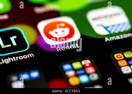 Reddit, réseaux sociaux, icônes d'application sur un écran de téléphone mobile, iPhone, smartphone, gros plan, plein écran Banque D'Images