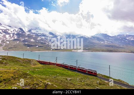 Rhaetian Railway en face du réservoir Lago Bianco, Bernina Express, Bernina Pass, Engadine, Grisons, Suisse Banque D'Images