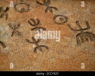 Âge de pierre nuragique vieux pétroglyphes écrits rutiques à l'intérieur de Sea Oxen Grottes Sardaigne Italie Banque D'Images