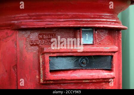 Ancienne boîte postale rouge britannique. Banque D'Images