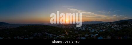 Athènes Grèce panorama au coucher du soleil. Coucher de soleil sur la ville d'Athènes, vue aérienne de drone depuis le mont Penteli Banque D'Images