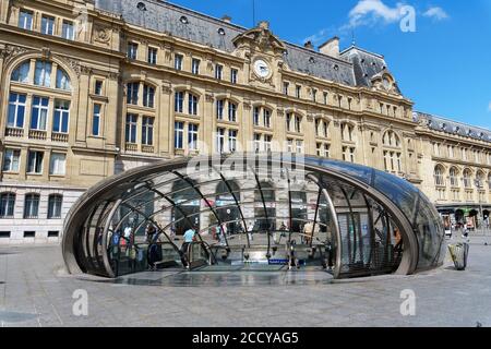 Entrée moderne en verre à la station de métro Paris Saint-Lazare à Paris, France Banque D'Images