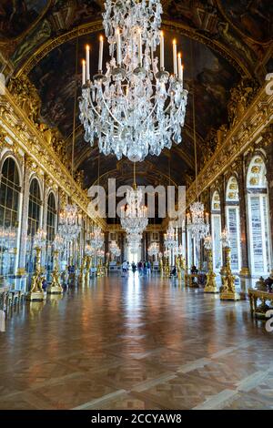 Galerie des glaces dans le palais de Versailles - France Banque D'Images