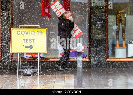 Southport, Merseyside. Météo Royaume-Uni. 25 août 2020. De fortes pluies et des vents violents de force dans le centre-ville alors que les résidents locaux se dirigent vers le nouveau centre d'essais Covid 19. Crédit; MediaWorldImages/AlamyLiveNews Banque D'Images