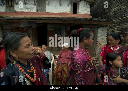 Des femmes se sont prêtes à rencontrer des visiteurs au village de Sidhane, dans la région montagneuse de Panchase, à Kaski, dans l'État de Gandaki Pradesh, au Népal. Banque D'Images