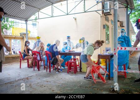Danang, Vietnam. 24 août 2020. Da Nang a commencé à tester environ 2,200 travailleurs étrangers et touristes bloqués pour Covid-19. Credit: Gonzales photo/Alamy Live News Banque D'Images