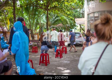 Danang, Vietnam. 24 août 2020. Da Nang a commencé à tester environ 2,200 travailleurs étrangers et touristes bloqués pour Covid-19. Credit: Gonzales photo/Alamy Live News Banque D'Images