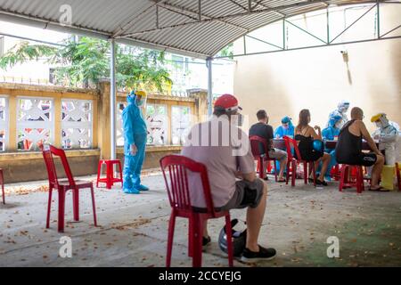 Danang, Vietnam. 24 août 2020. Da Nang a commencé à tester environ 2,200 travailleurs étrangers et touristes bloqués pour Covid-19. Credit: Gonzales photo/Alamy Live News Banque D'Images