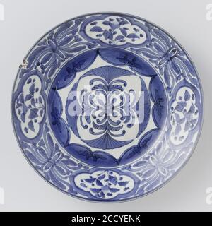 Japanse Schotel met gestileerde bloemen, onderviluur blauw- Banque D'Images