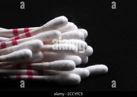 Collection de coton-tiges pour nettoyer la cire d'oreille isolée sur le noir arrière-plan Banque D'Images