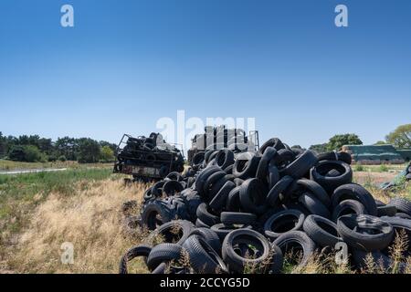 Pile de nombreux pneus usagés. Banque D'Images