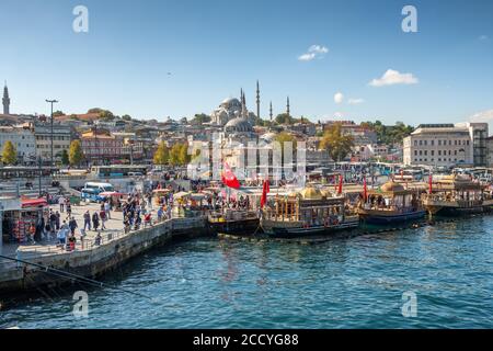 Vue sur la mosquée Suleymaniye et les bateaux de pêche à Eminonu, Istanbul, Turquie Banque D'Images