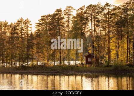 Petite île sur le lac avec une maison de campagne en Finlande. Banque D'Images