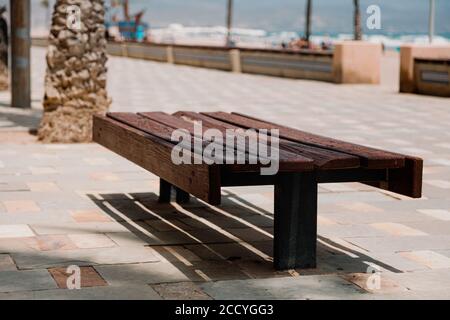 Banc vide devant la plage sur la promenade Banque D'Images