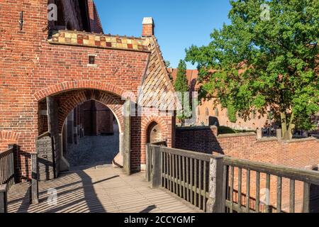 Entrée au château teutonique de Malbork ou Marienburg à Été en Pologne Banque D'Images