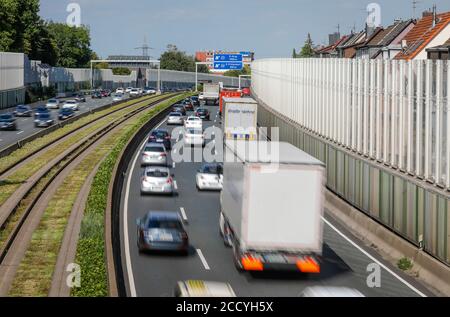 Essen, région de la Ruhr, Rhénanie-du-Nord-Westphalie, Allemagne - de nombreuses voitures et camions circulent aux heures de pointe sur l'autoroute A40, une barrière anti-bruit réduit le bruit Banque D'Images