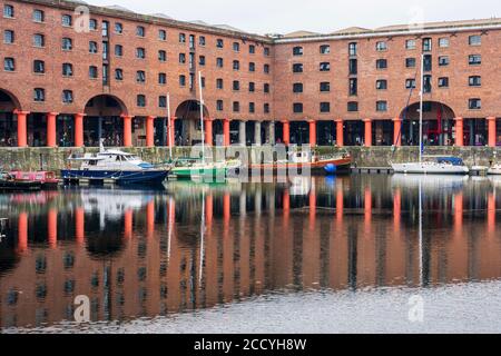 Réflexions colorées de bateaux amarrés dans Royal Albert Dock, Liverpool, Angleterre, Royaume-Uni Banque D'Images