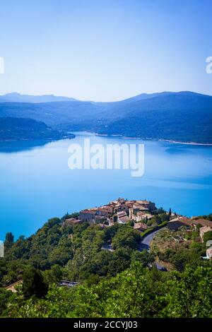 Beau lac Sainte Croix du lac Verdon, provence, France. Prise du village de Sainte Croix du Verdon Banque D'Images