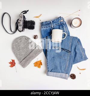 Tenue automnale sur table blanche, vue du dessus. Banque D'Images