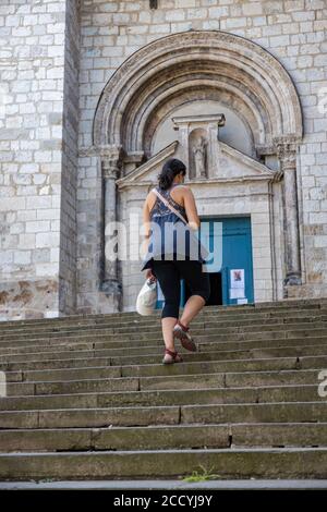 Femme touristique à la Collégiale Saint-Salvi à Albi, France. Un site du patrimoine mondial depuis 2010. Banque D'Images